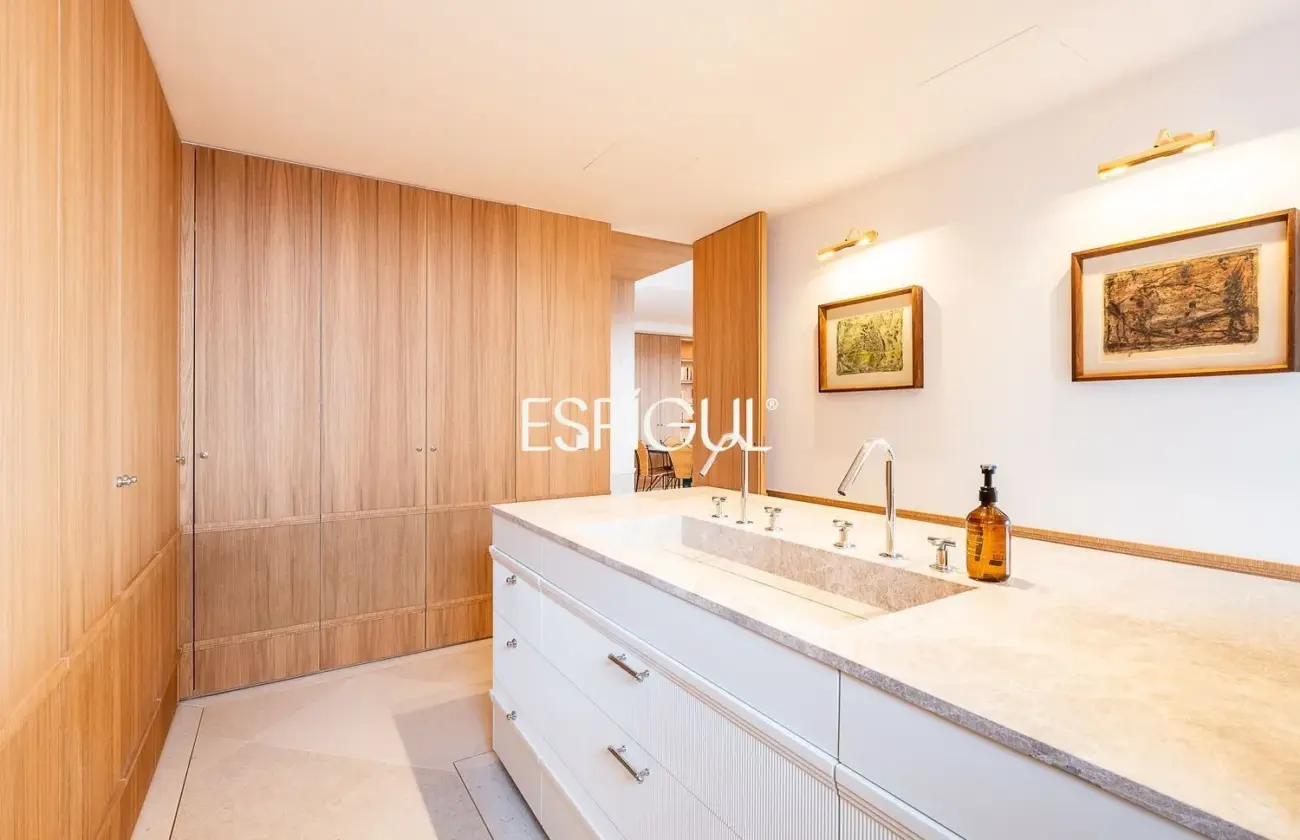 Piso en venta reformado con terraza en la Torre Valencia