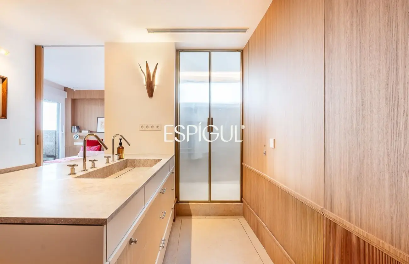 Piso en venta reformado con terraza en la Torre Valencia