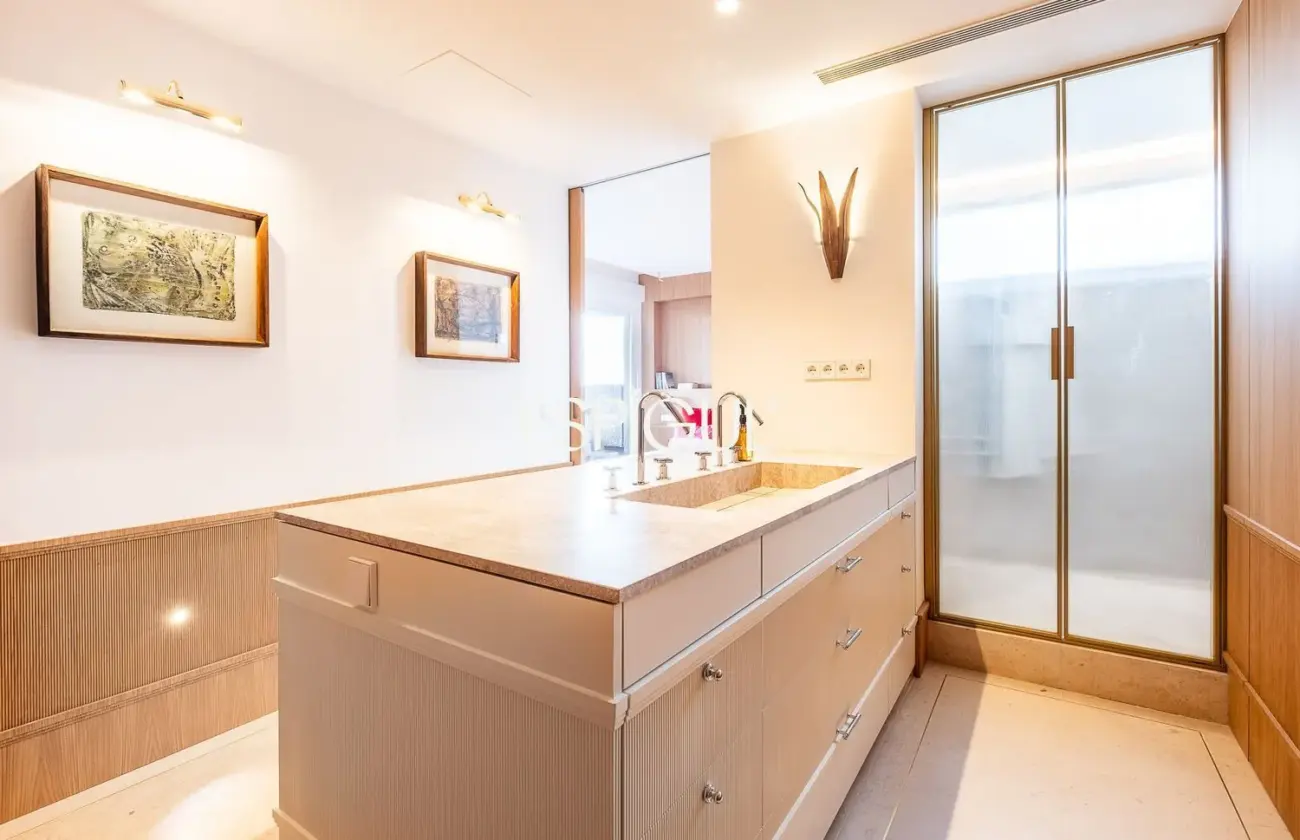 Piso en venta reformado con terraza en la Torre Valencia
