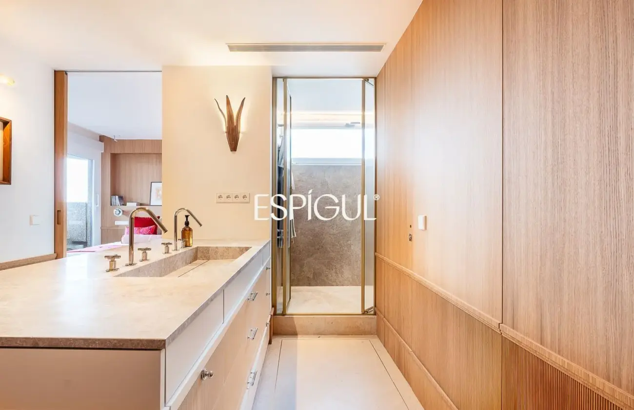 Piso en venta reformado con terraza en la Torre Valencia