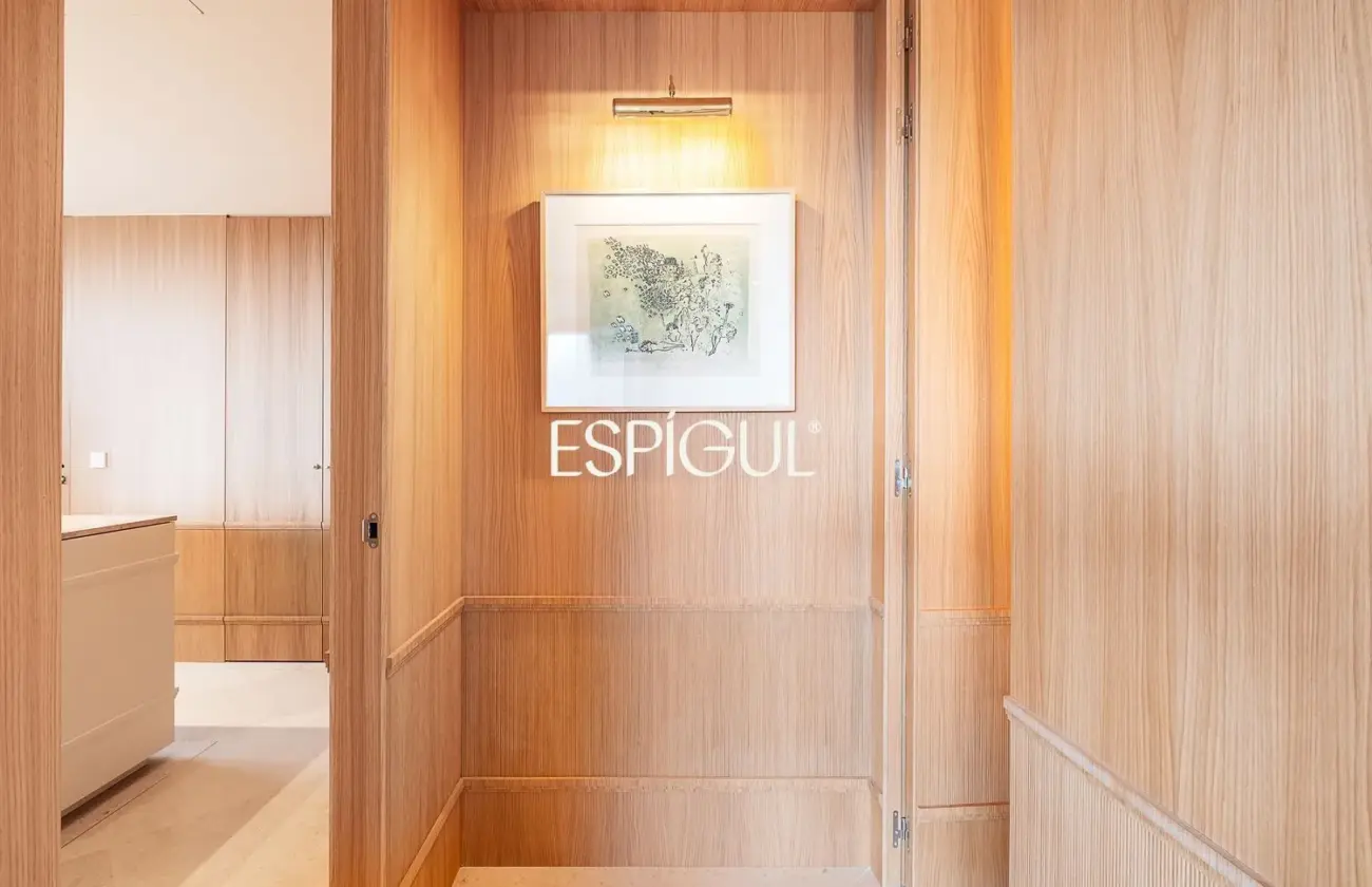 Piso en venta reformado con terraza en la Torre Valencia