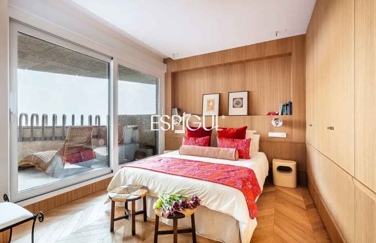Piso en venta reformado con terraza en la Torre Valencia