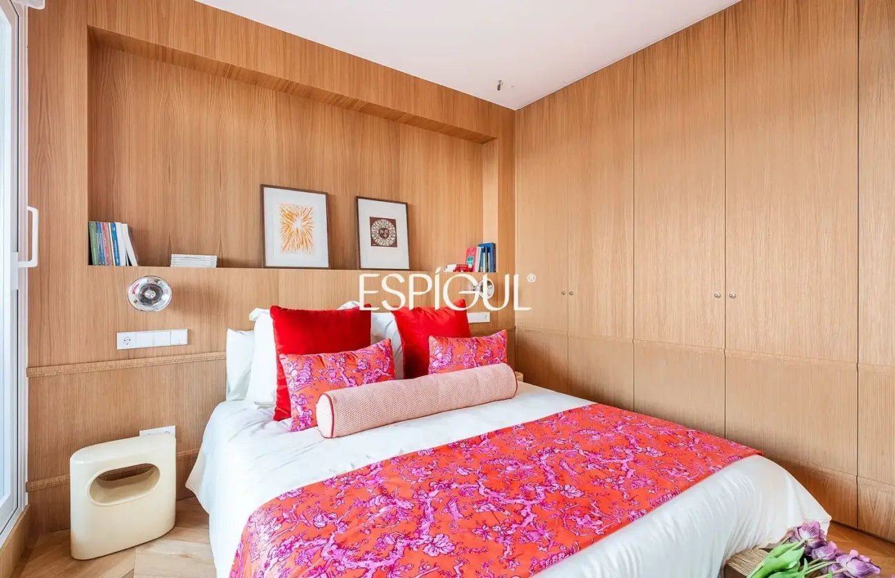 Piso en venta reformado con terraza en la Torre Valencia