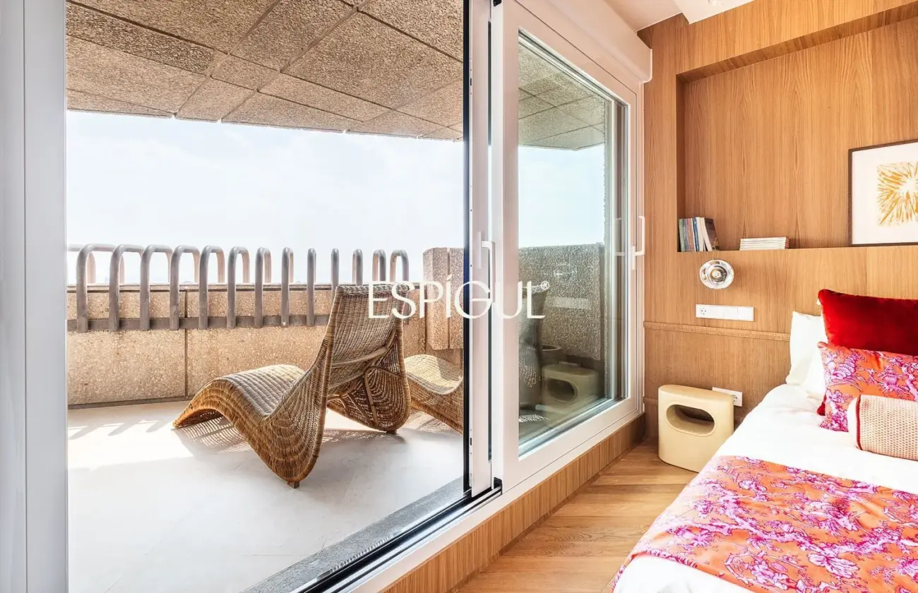 Piso en venta reformado con terraza en la Torre Valencia
