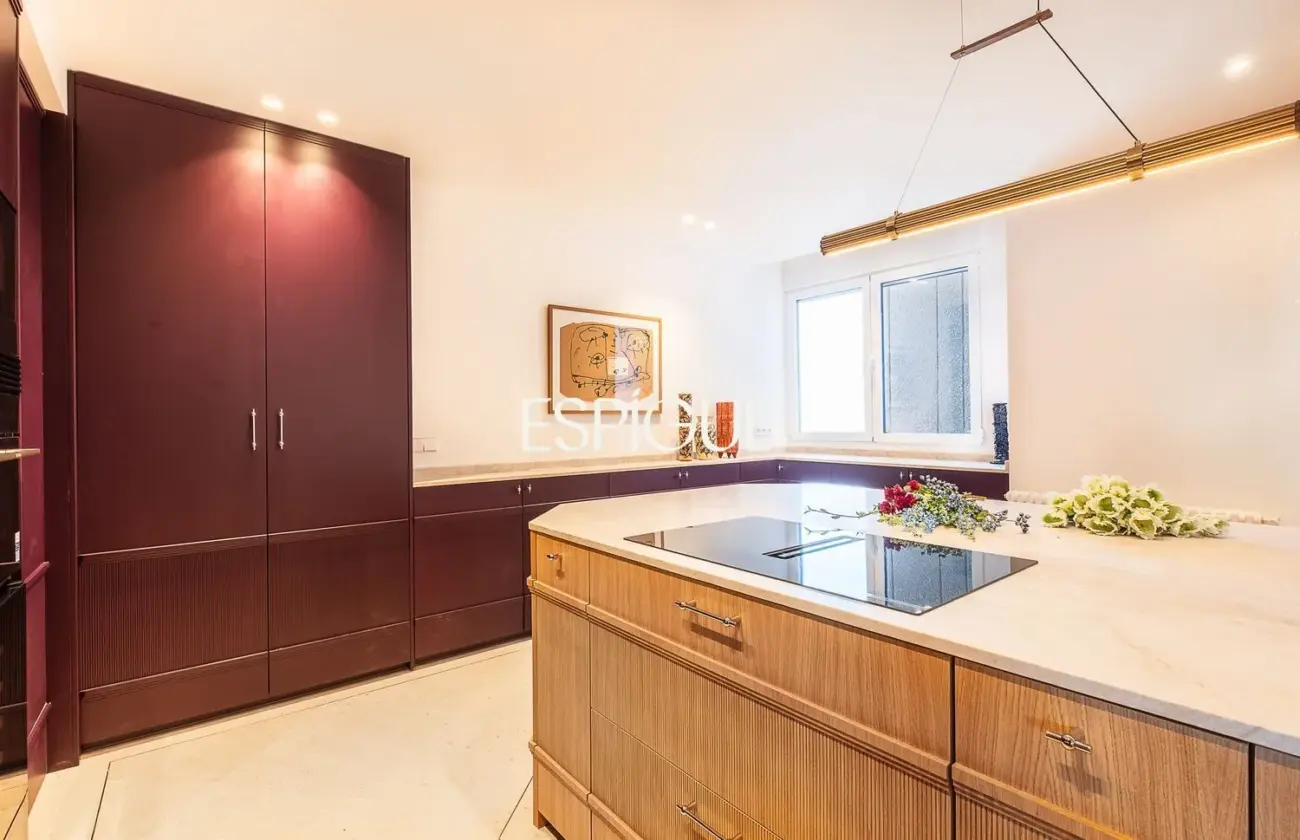 Piso en venta reformado con terraza en la Torre Valencia