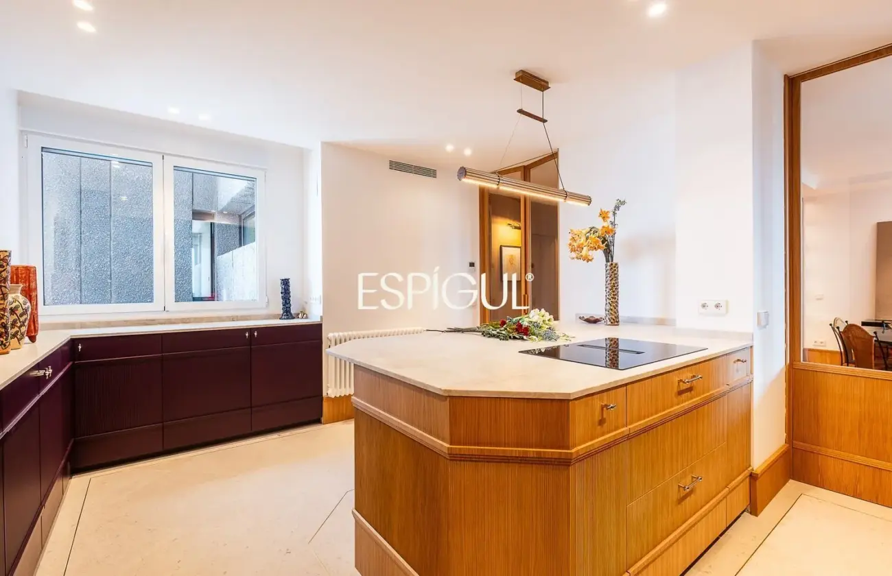 Piso en venta reformado con terraza en la Torre Valencia