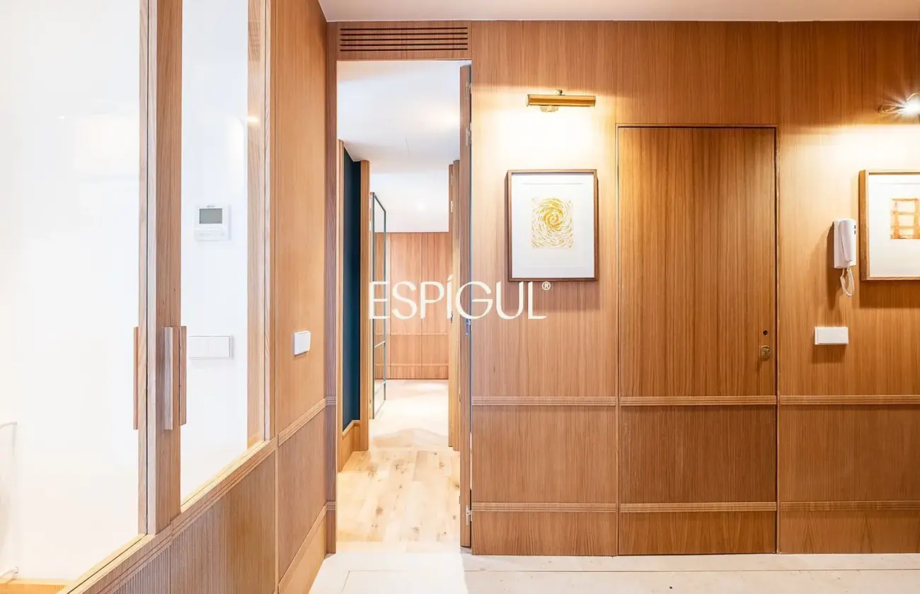 Piso en venta reformado con terraza en la Torre Valencia