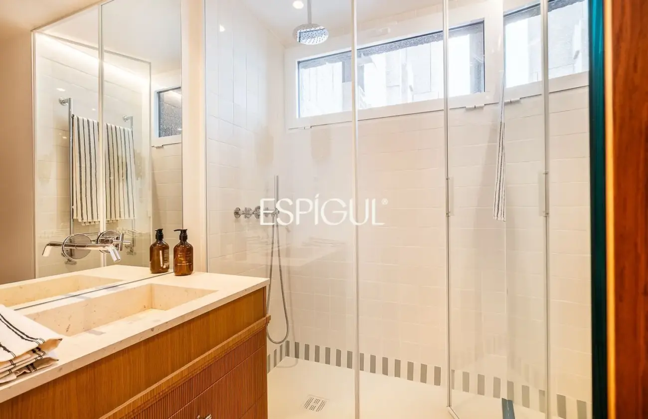 Piso en venta reformado con terraza en la Torre Valencia