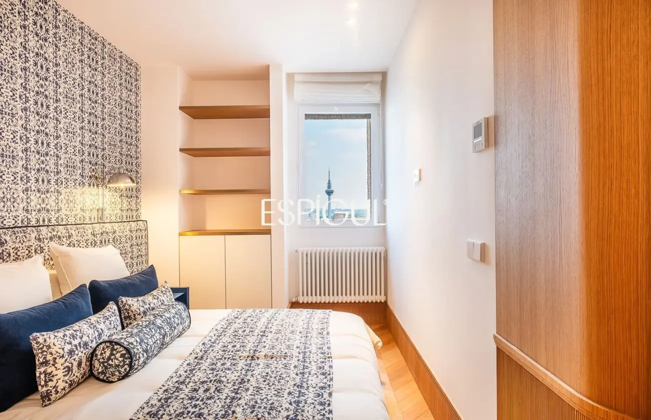 Piso en venta reformado con terraza en la Torre Valencia