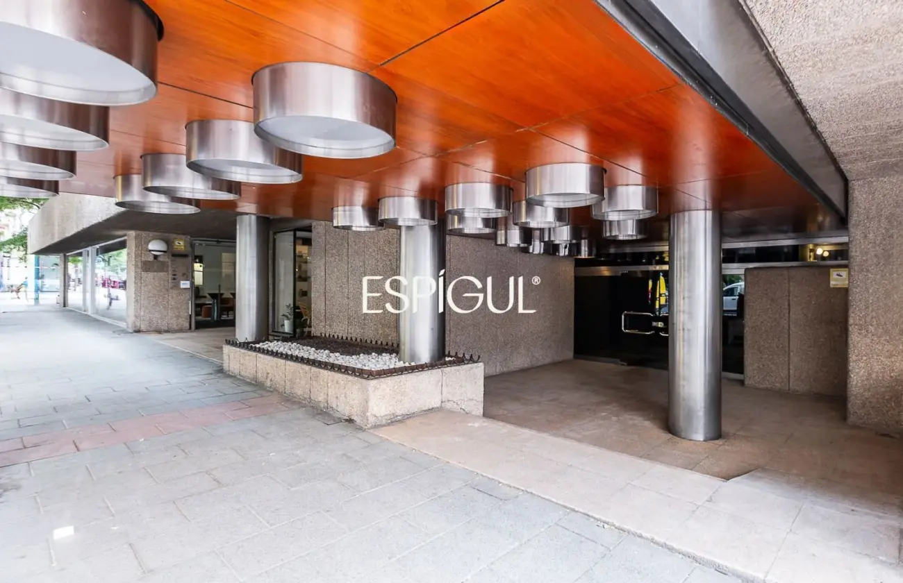 Piso en venta reformado con terraza en la Torre Valencia