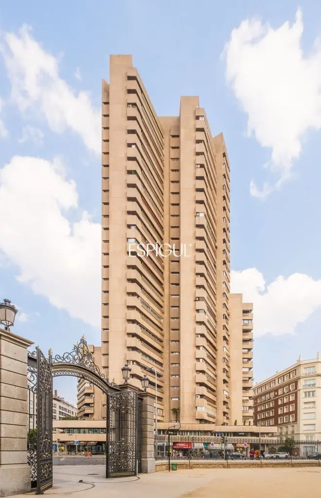 Piso en venta reformado con terraza en la Torre Valencia