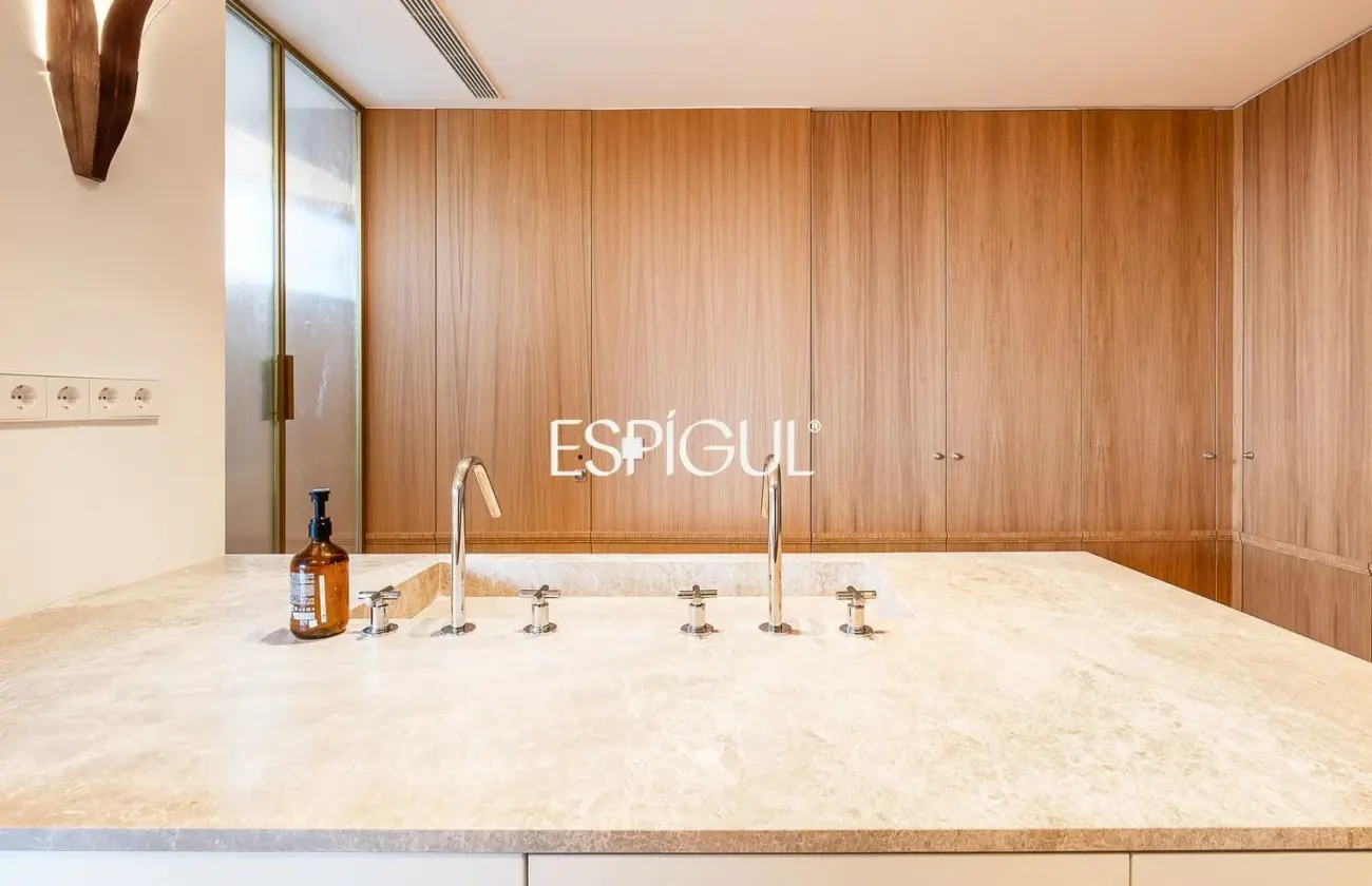 Piso en venta reformado con terraza en la Torre Valencia