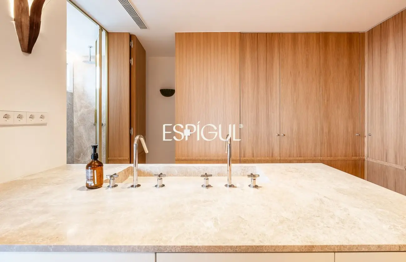 Piso en venta reformado con terraza en la Torre Valencia