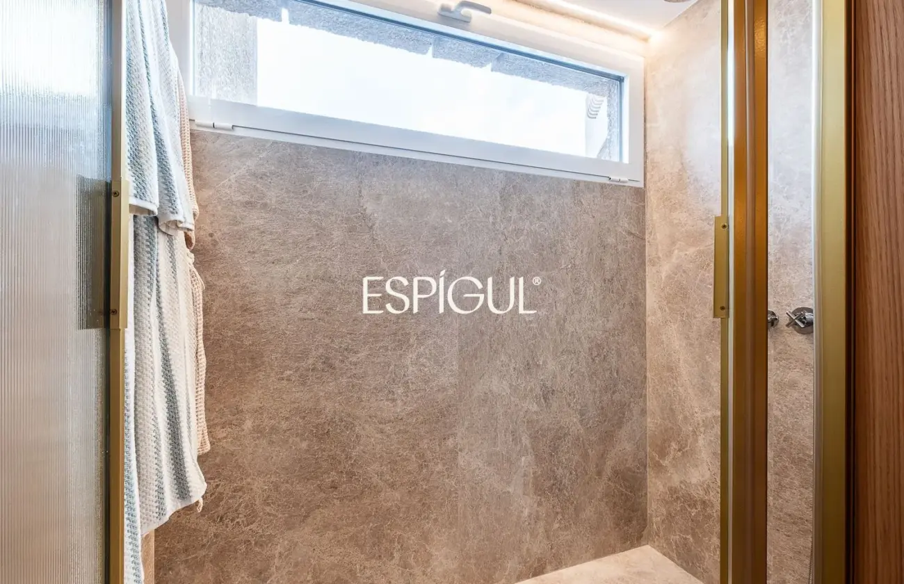 Piso en venta reformado con terraza en la Torre Valencia