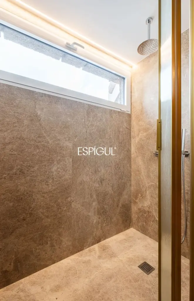 Piso en venta reformado con terraza en la Torre Valencia