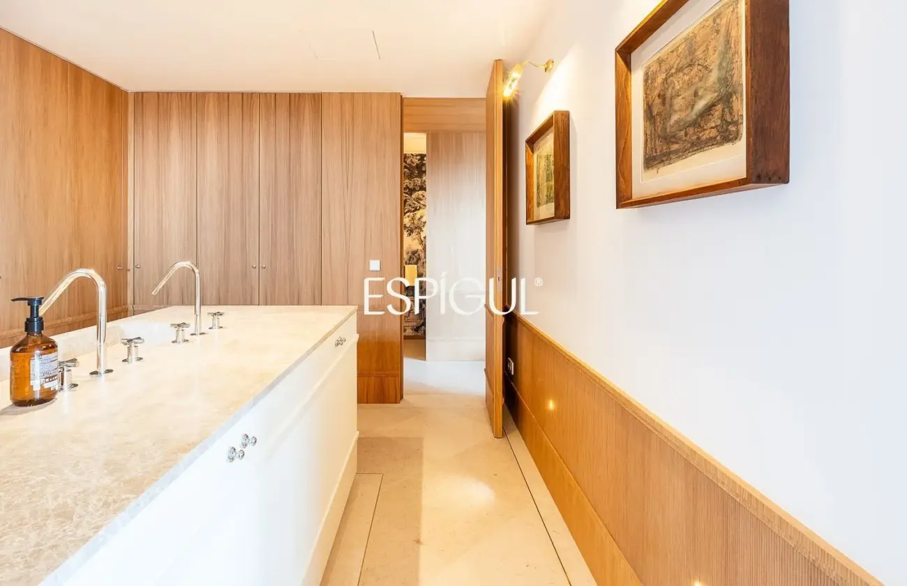 Piso en venta reformado con terraza en la Torre Valencia