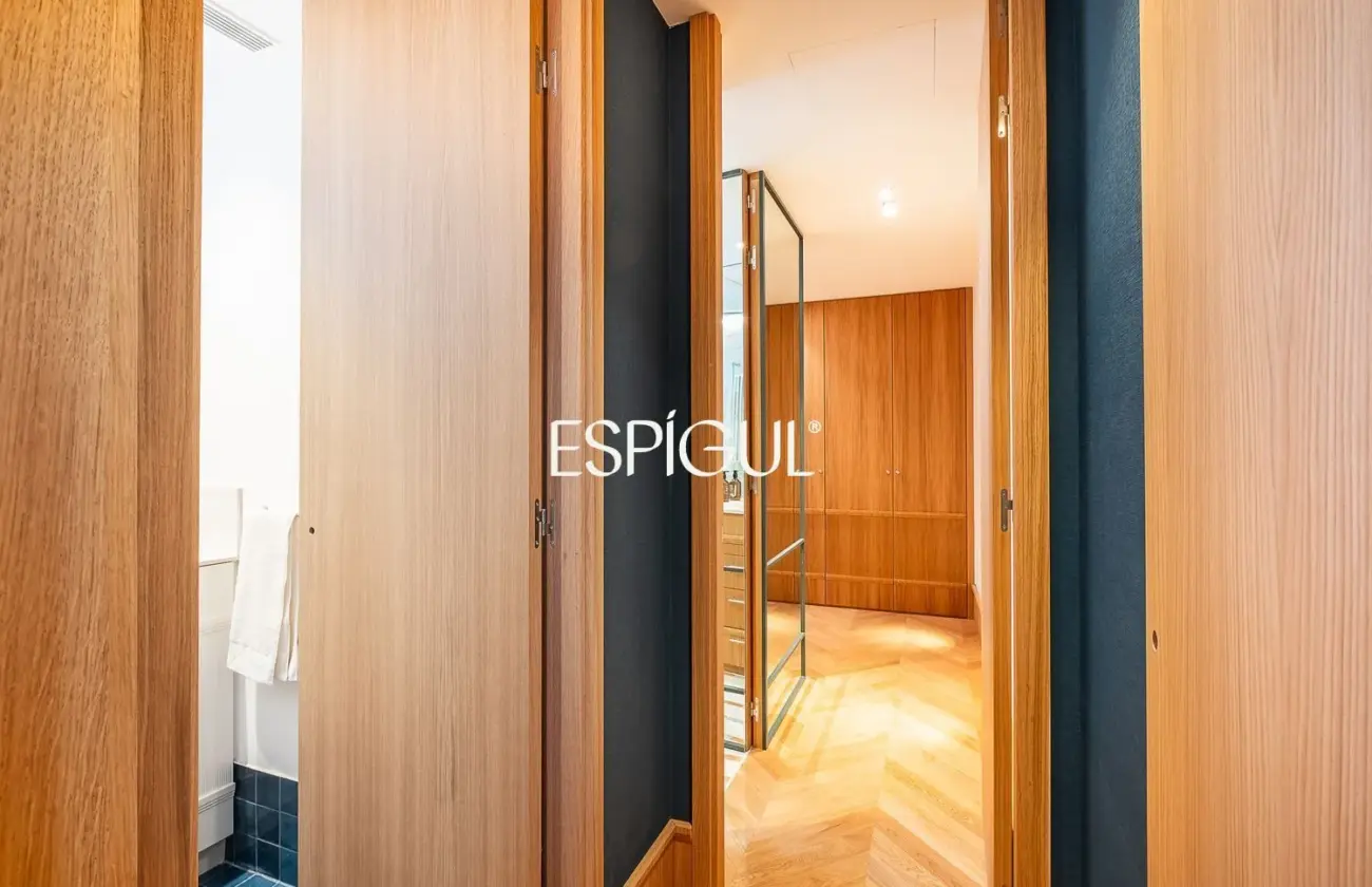 Piso en venta reformado con terraza en la Torre Valencia