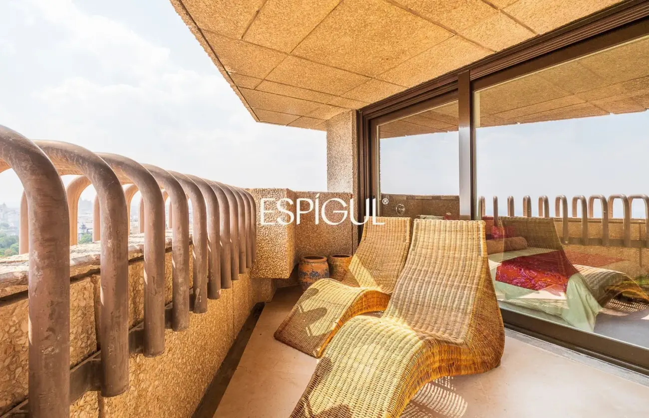 Piso en venta reformado con terraza en la Torre Valencia