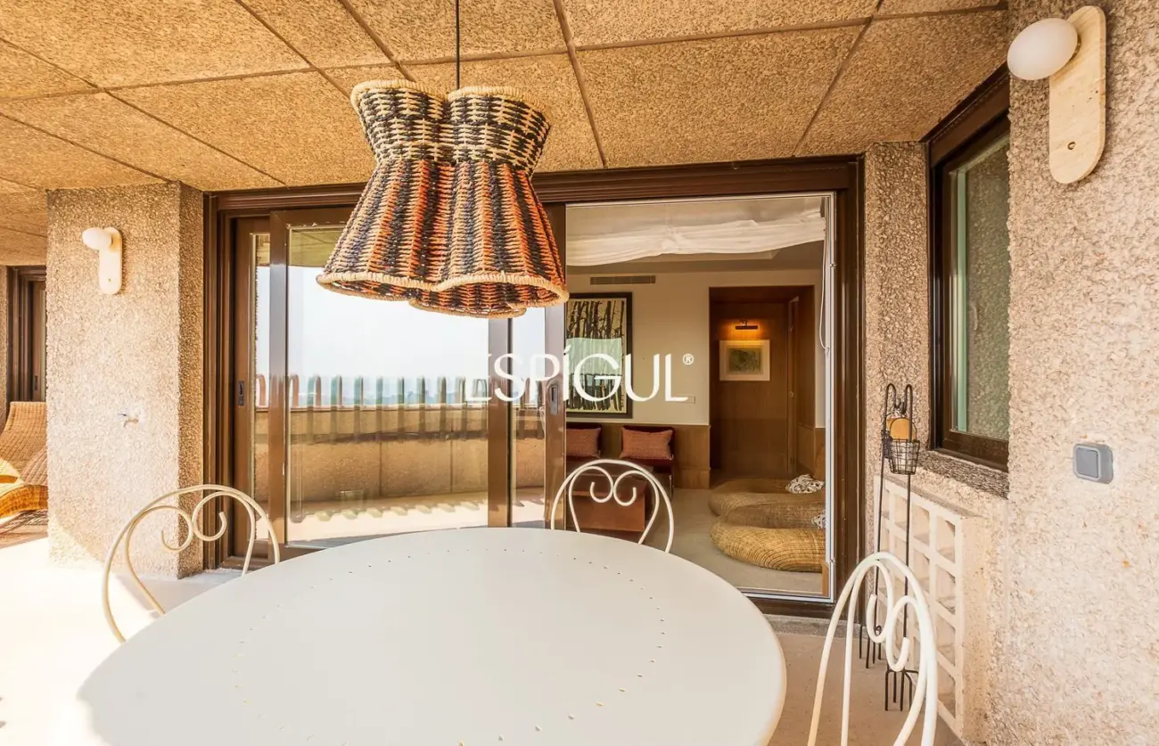 Piso en venta reformado con terraza en la Torre Valencia