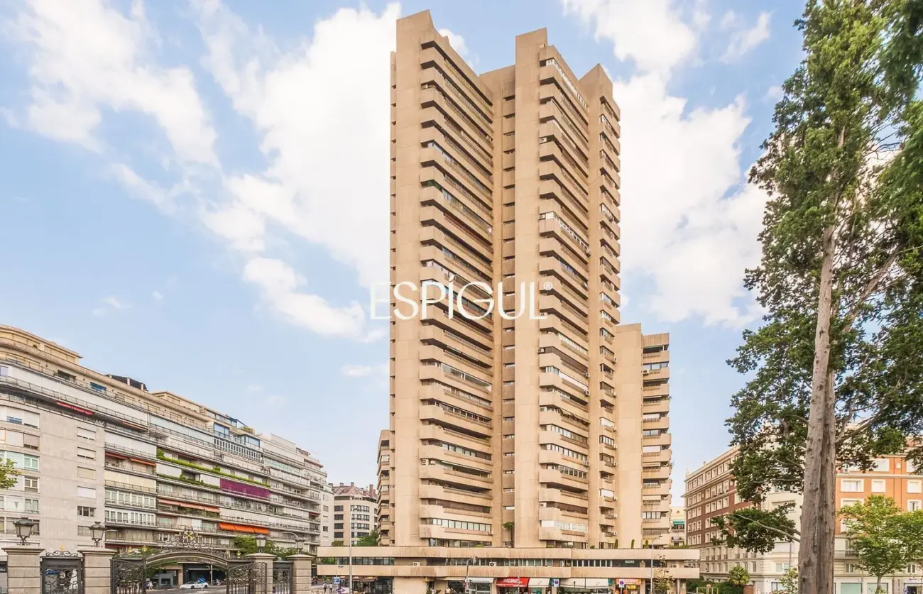 Piso en venta reformado con terraza en la Torre Valencia