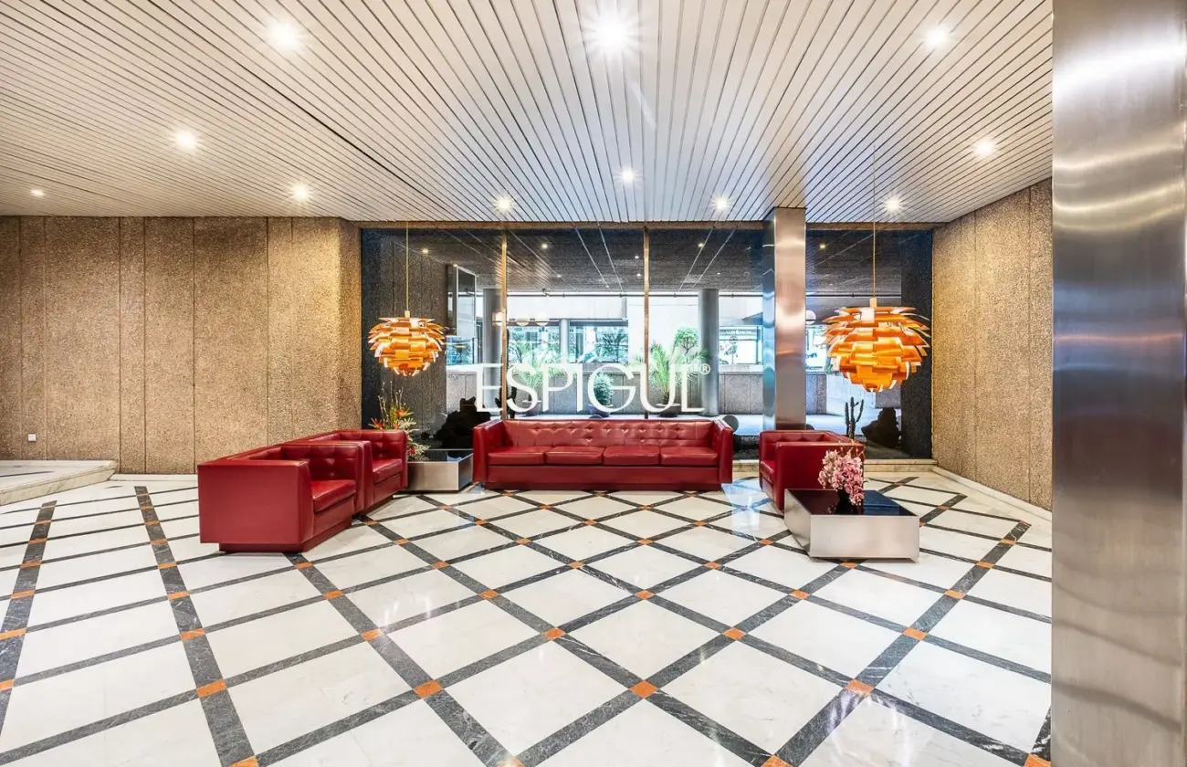 Piso en venta reformado con terraza en la Torre Valencia