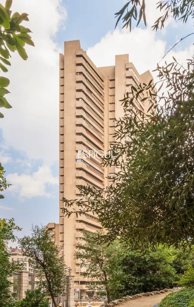 Piso en venta reformado con terraza en la Torre Valencia