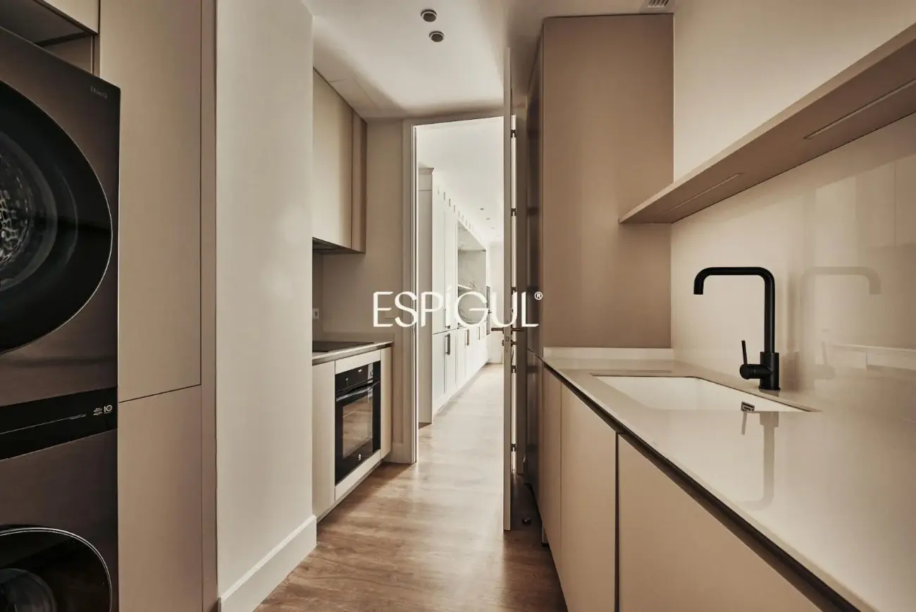 Piso en venta reformado en El Viso con terraza y plaza de garaje incluida en el precio