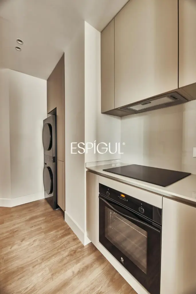 Piso en venta reformado en El Viso con terraza y plaza de garaje incluida en el precio