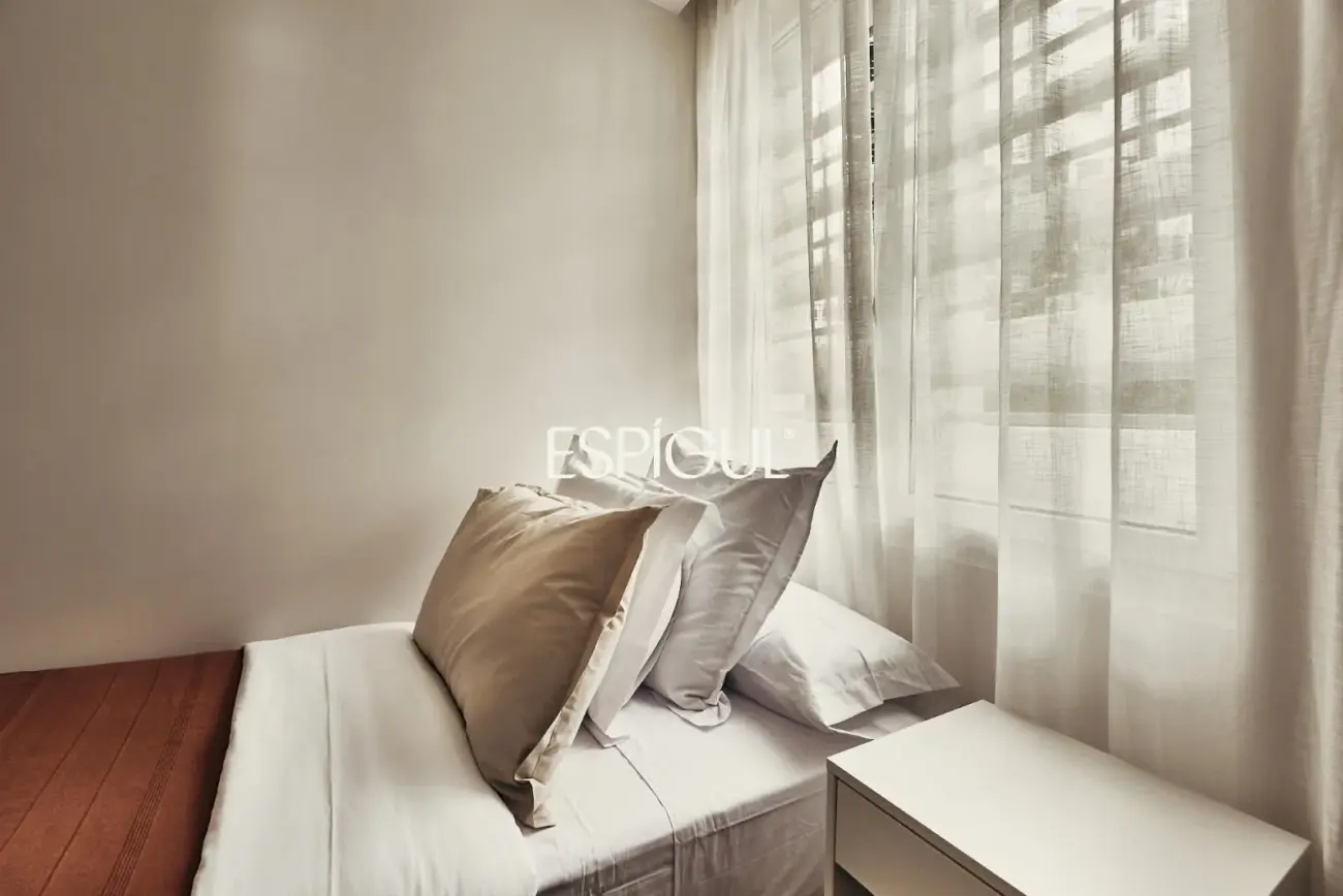 Piso en venta reformado en El Viso con terraza y plaza de garaje incluida en el precio