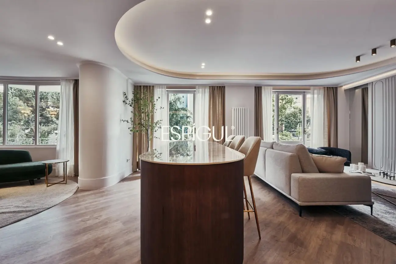 Piso en venta reformado en El Viso con terraza y plaza de garaje incluida en el precio