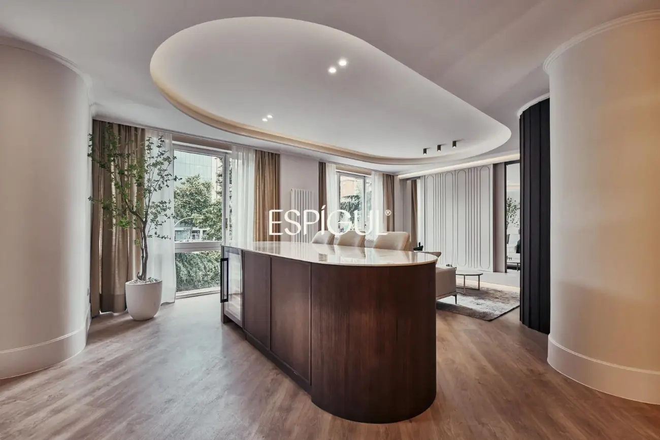 Piso en venta reformado en El Viso con terraza y plaza de garaje incluida en el precio
