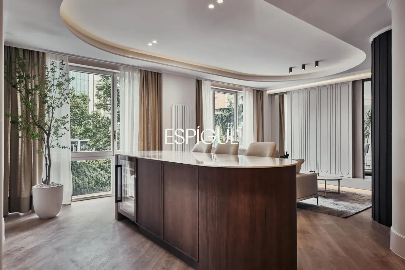 Piso en venta reformado en El Viso con terraza y plaza de garaje incluida en el precio