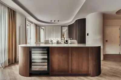 Piso en venta reformado en El Viso con terraza y plaza de garaje incluida en el precio