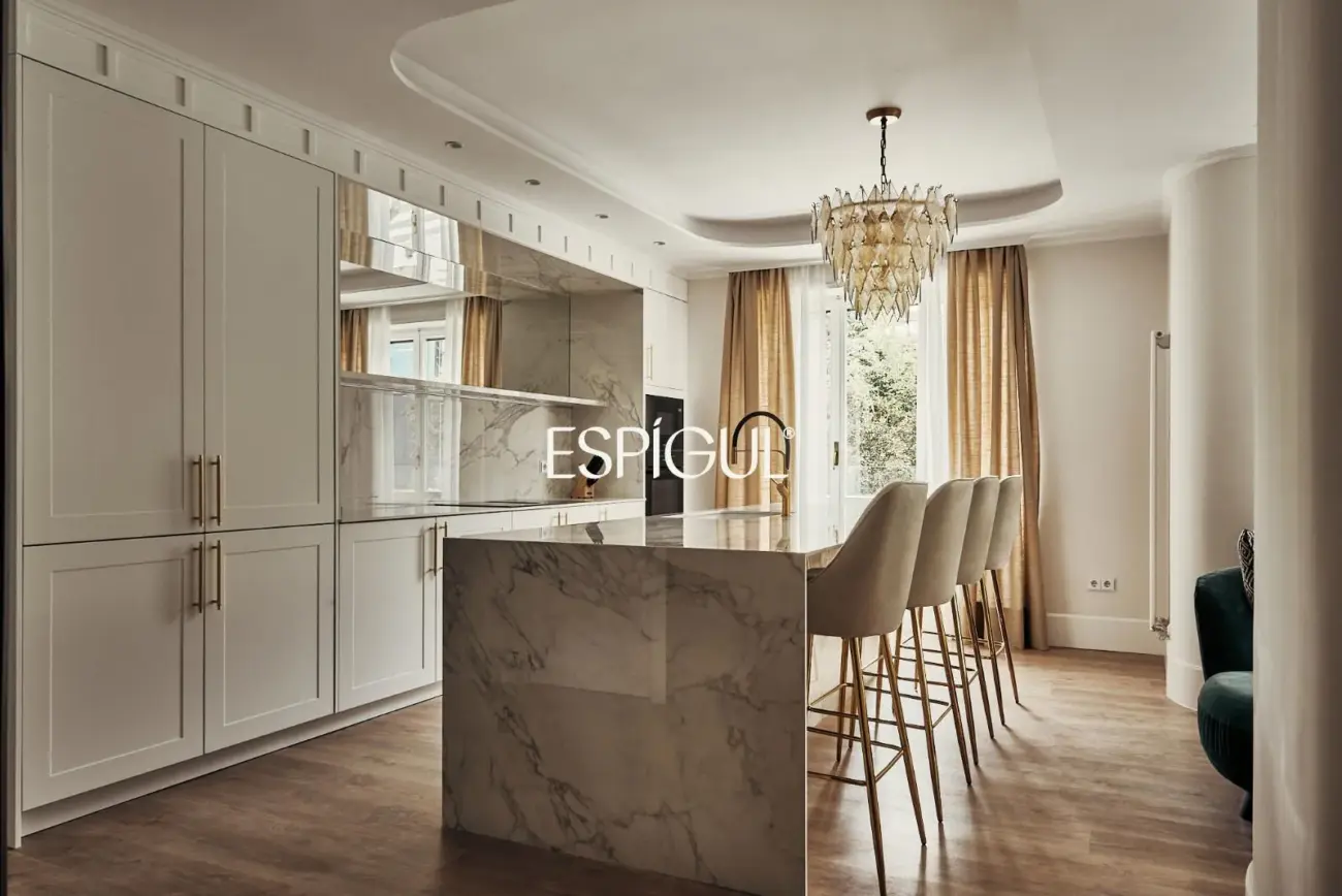 Piso en venta reformado en El Viso con terraza y plaza de garaje incluida en el precio