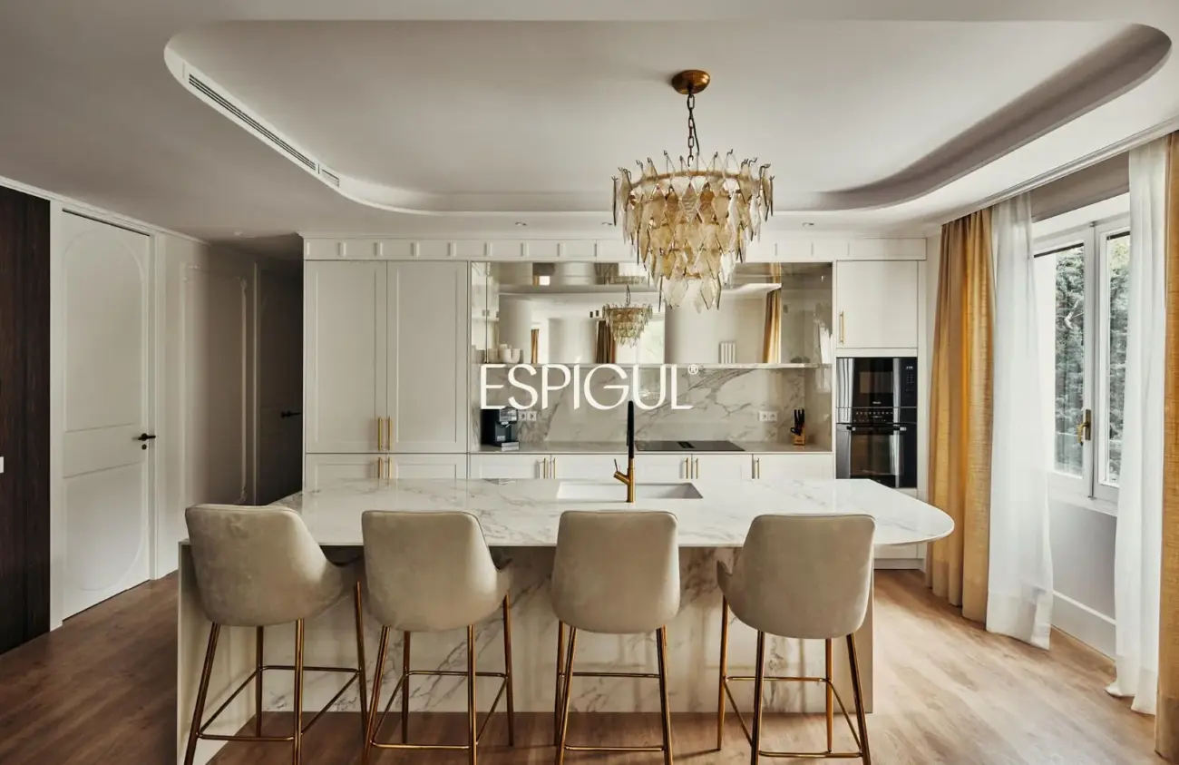 Piso en venta reformado en El Viso con terraza y plaza de garaje incluida en el precio
