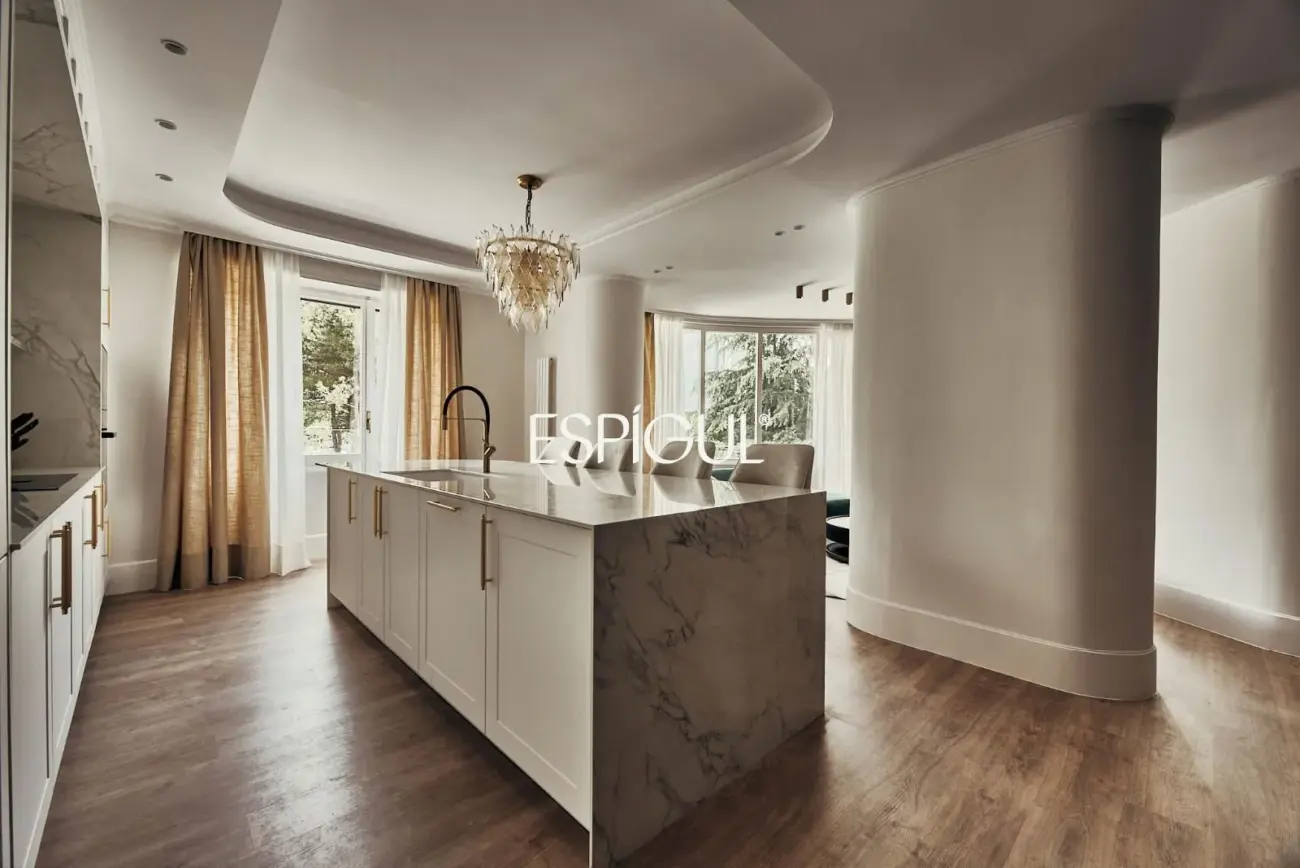 Piso en venta reformado en El Viso con terraza y plaza de garaje incluida en el precio