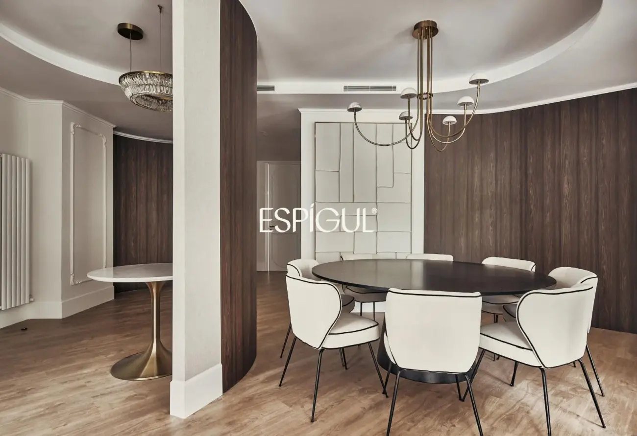 Piso en venta reformado en El Viso con terraza y plaza de garaje incluida en el precio