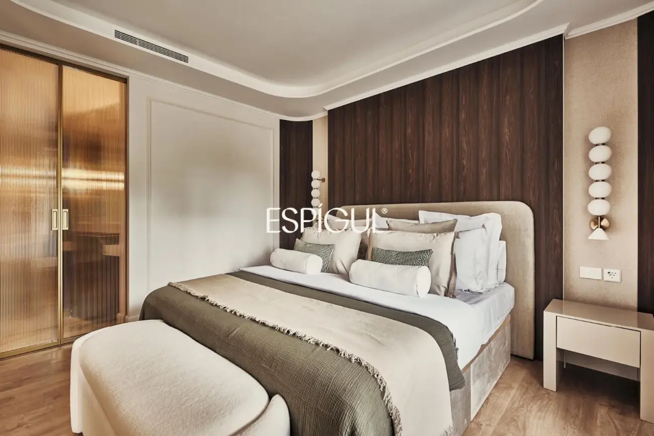 Piso en venta reformado en El Viso con terraza y plaza de garaje incluida en el precio
