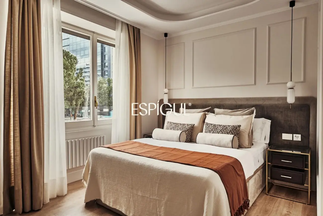 Piso en venta reformado en El Viso con terraza y plaza de garaje incluida en el precio