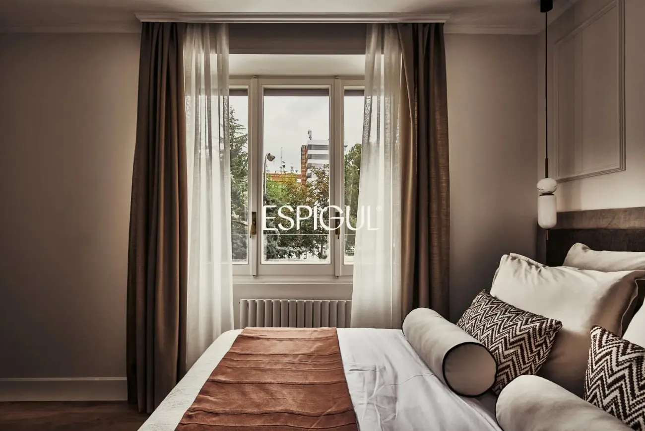 Piso en venta reformado en El Viso con terraza y plaza de garaje incluida en el precio