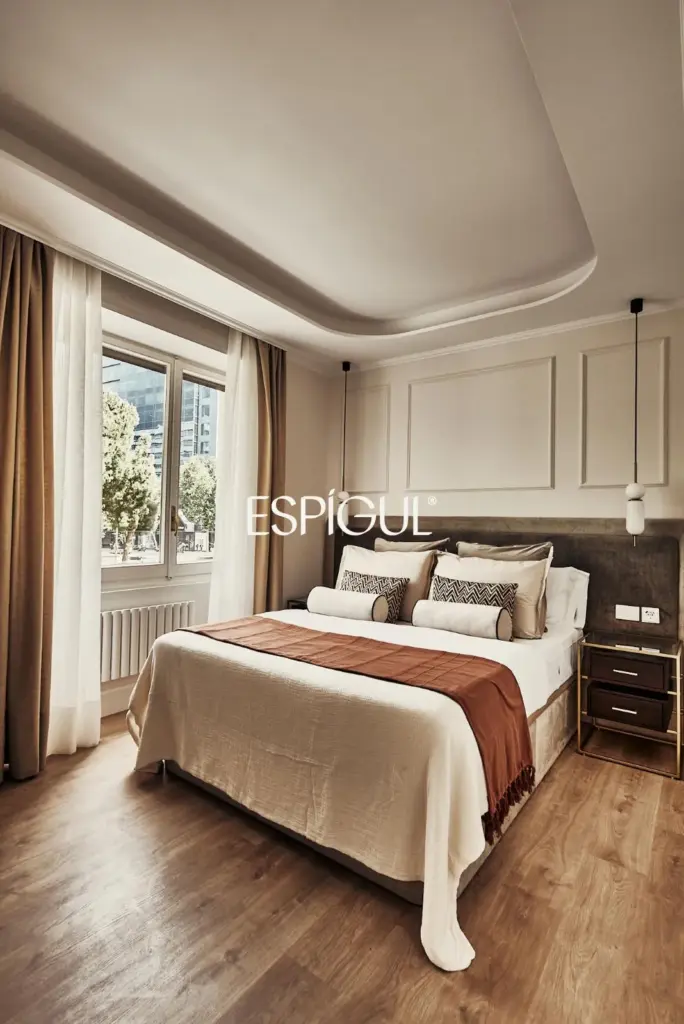 Piso en venta reformado en El Viso con terraza y plaza de garaje incluida en el precio