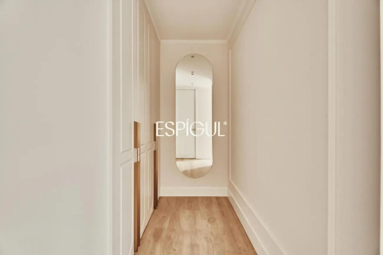 Piso en venta reformado en El Viso con terraza y plaza de garaje incluida en el precio