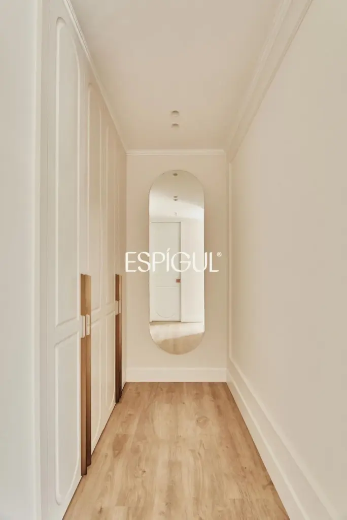 Piso en venta reformado en El Viso con terraza y plaza de garaje incluida en el precio