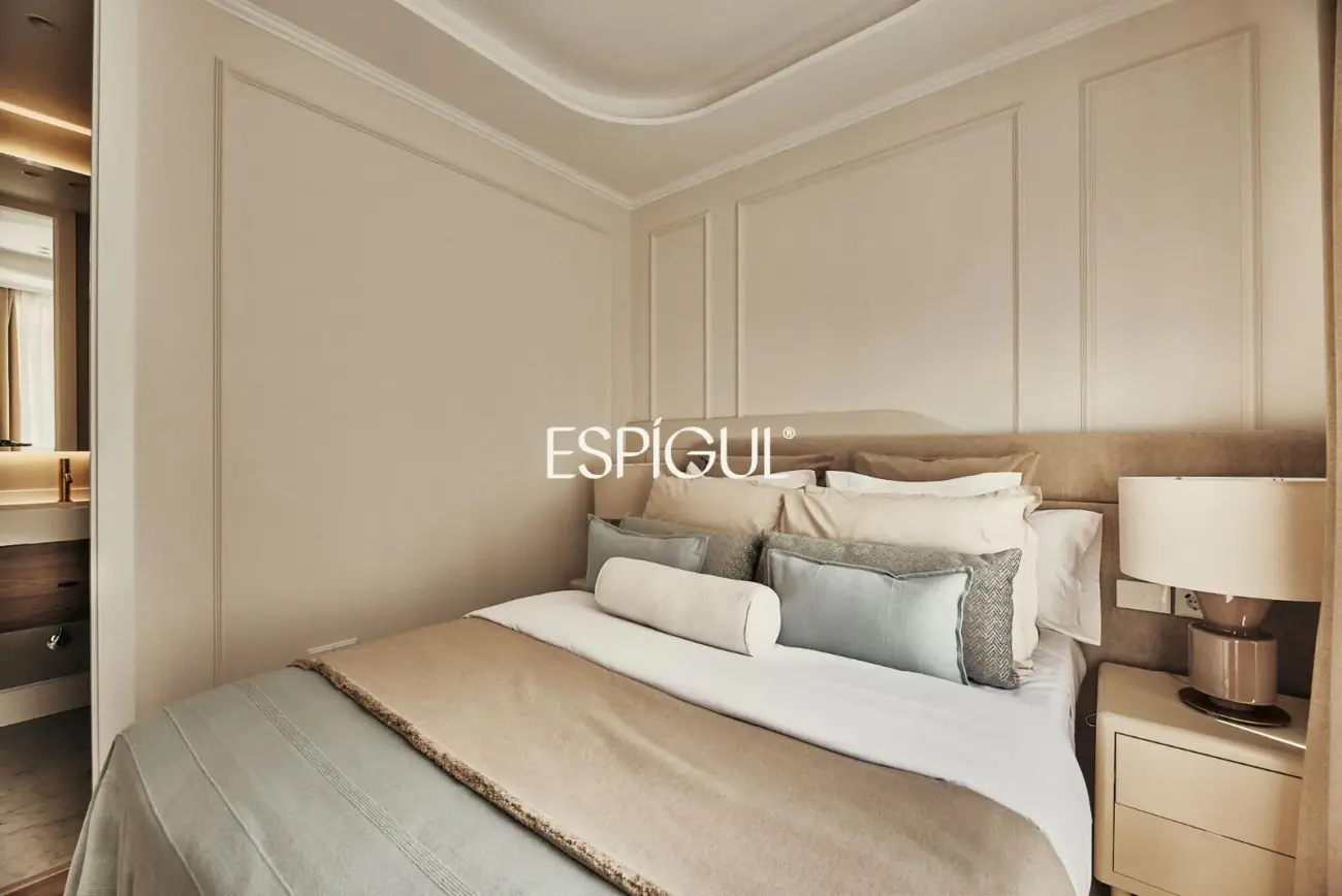 Piso en venta reformado en El Viso con terraza y plaza de garaje incluida en el precio