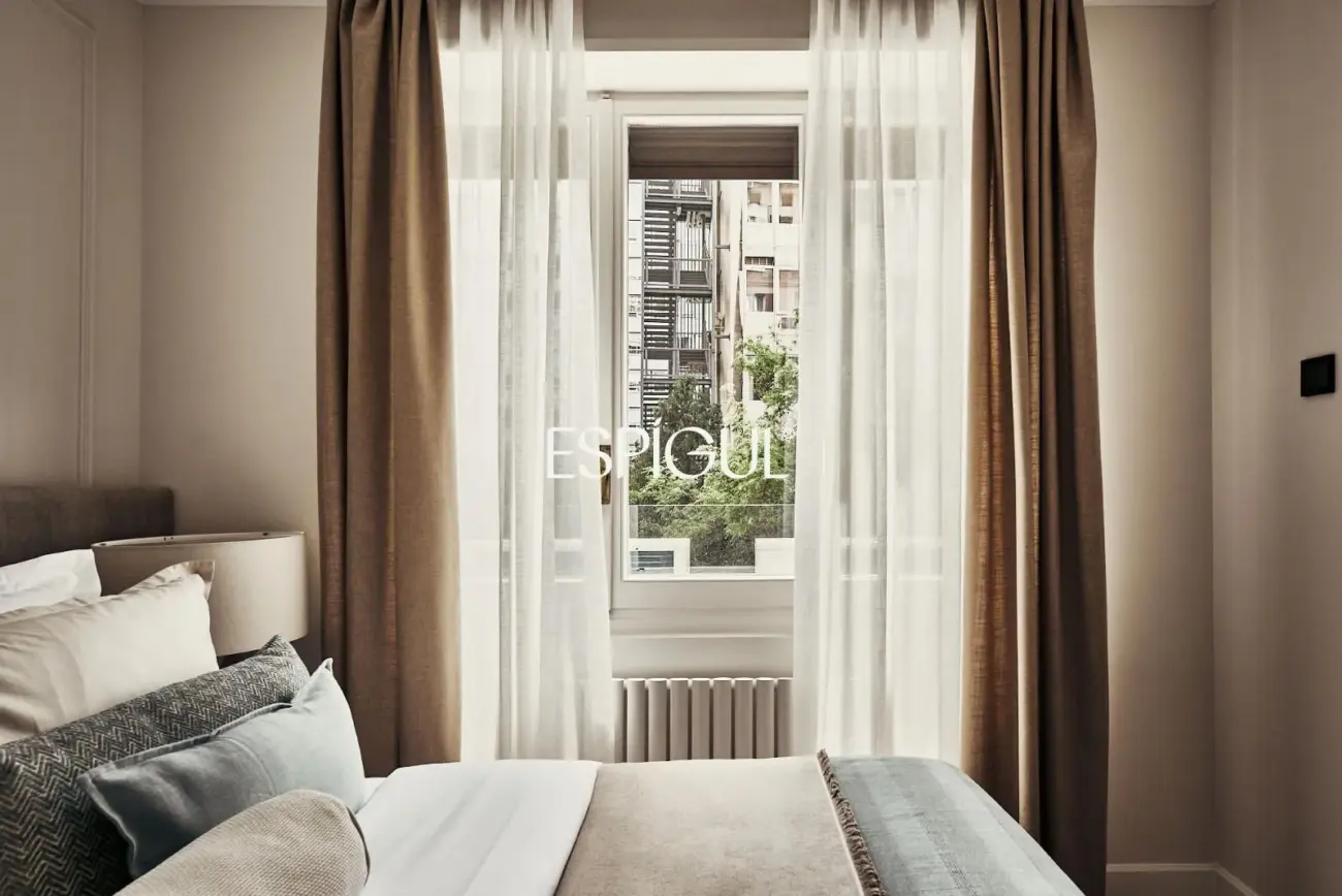 Piso en venta reformado en El Viso con terraza y plaza de garaje incluida en el precio
