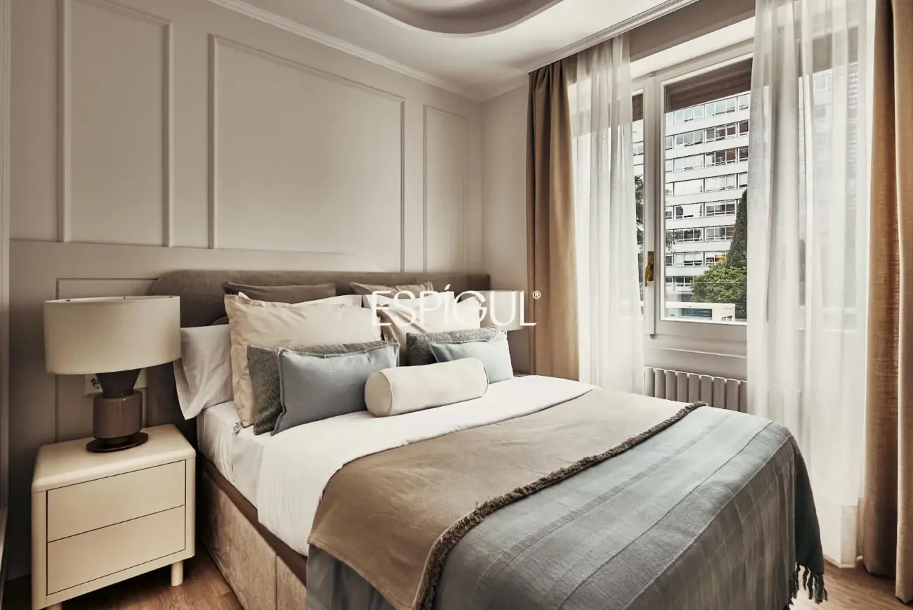 Piso en venta reformado en El Viso con terraza y plaza de garaje incluida en el precio