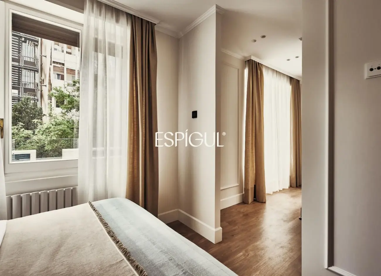 Piso en venta reformado en El Viso con terraza y plaza de garaje incluida en el precio