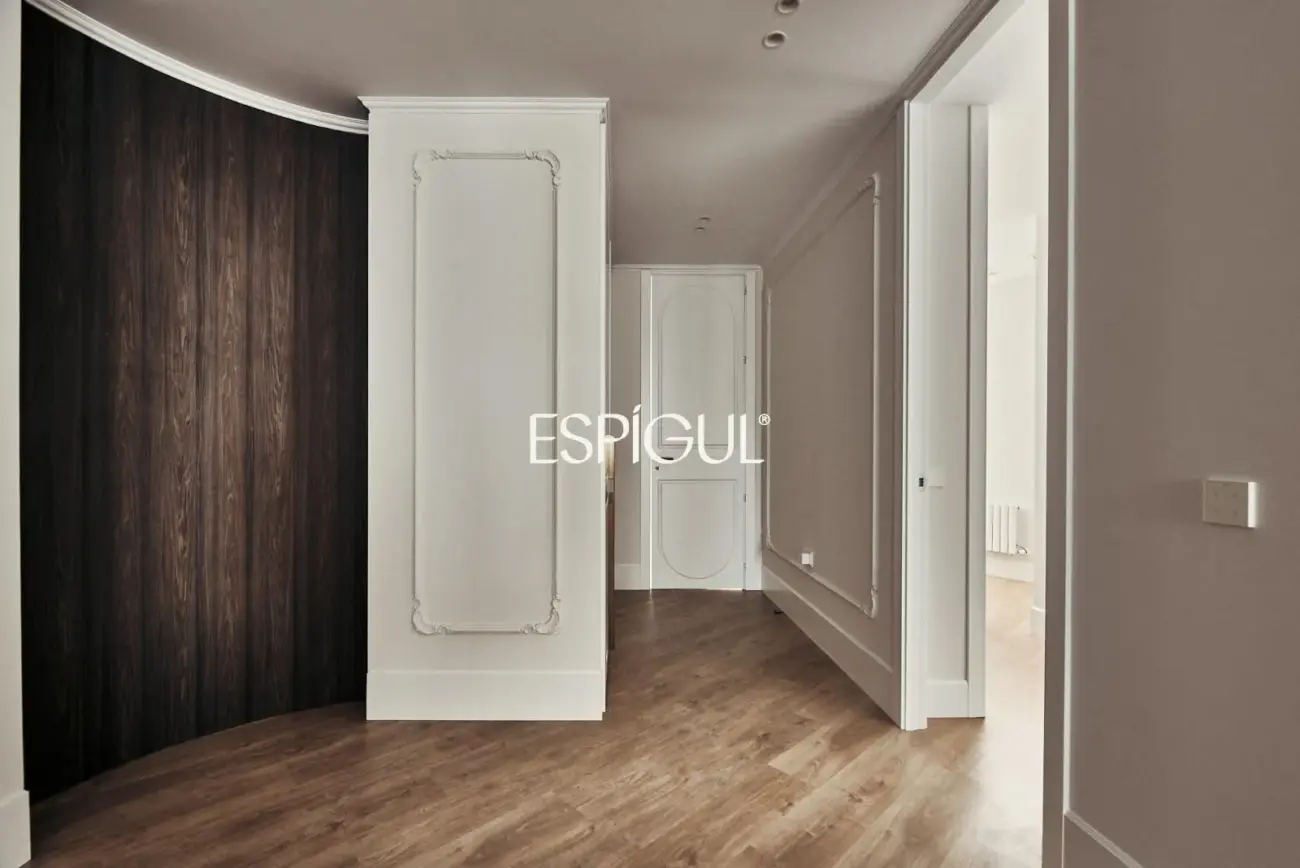 Piso en venta reformado en El Viso con terraza y plaza de garaje incluida en el precio