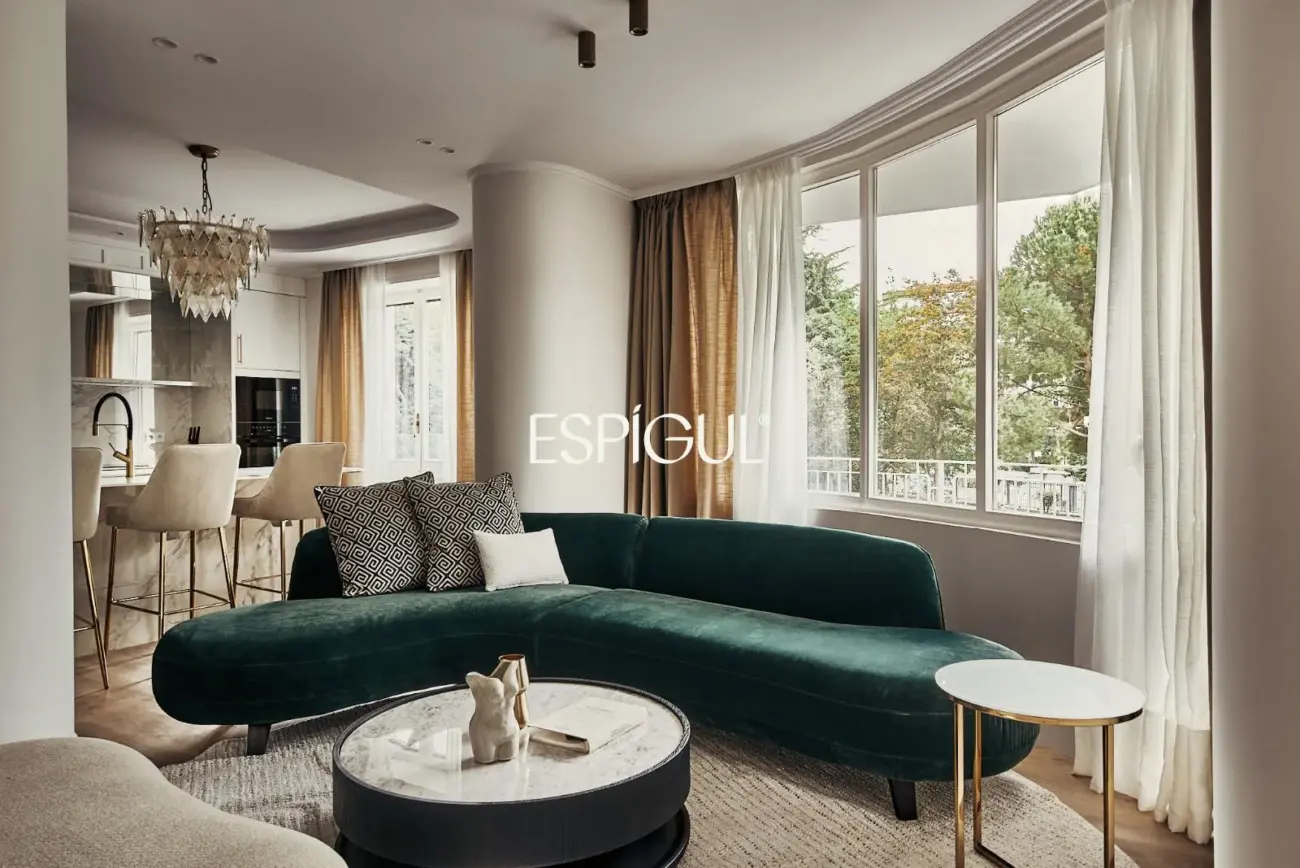 Piso en venta reformado en El Viso con terraza y plaza de garaje incluida en el precio
