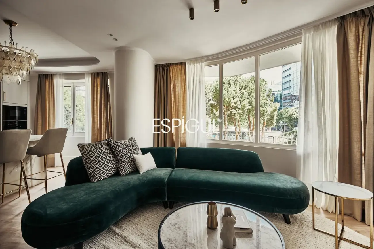 Piso en venta reformado en El Viso con terraza y plaza de garaje incluida en el precio